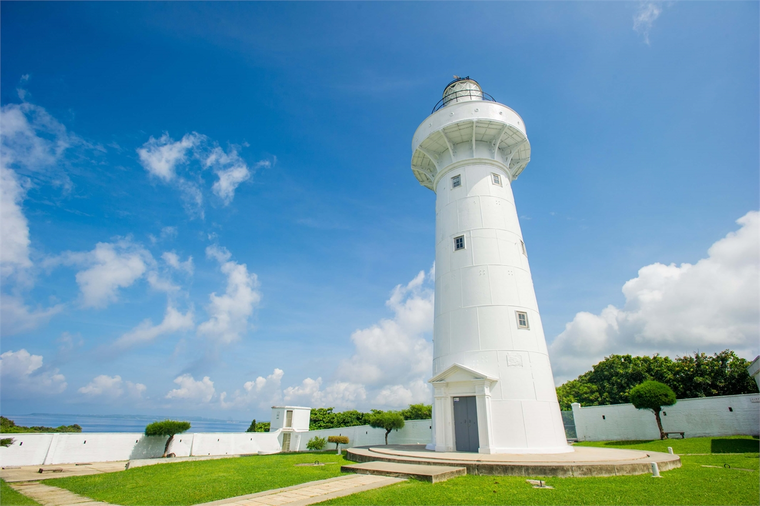 曾經有武裝的台灣最南燈塔-鵝鑾鼻燈塔，座標21°54'N 120°51'E