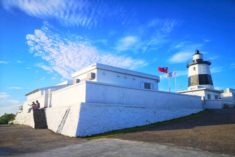 台灣最北燈塔-富貴角燈塔，座標25°18'N 121°14'E