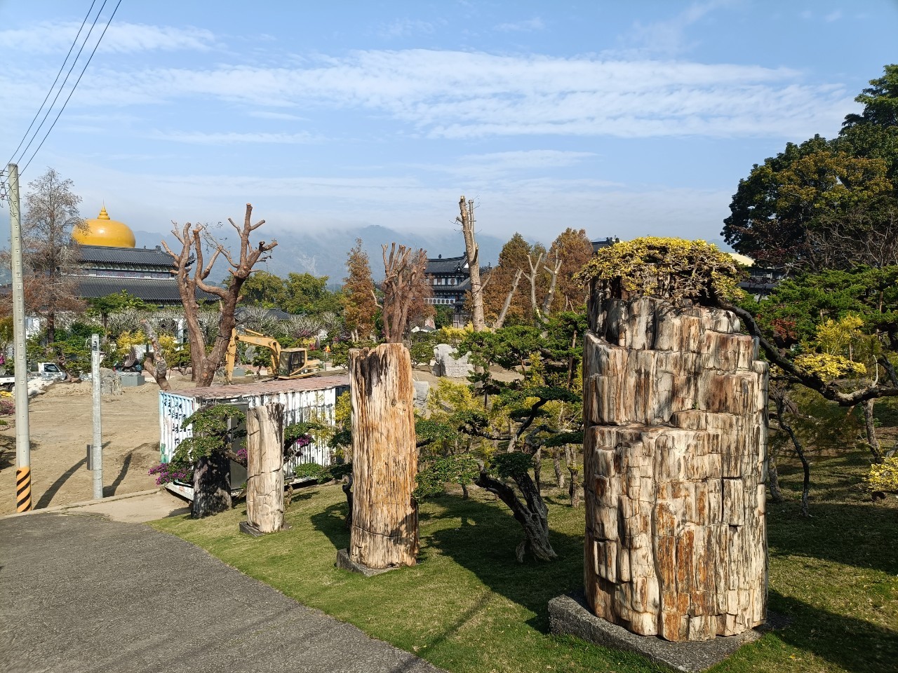 六腳鄉農會旁巨型故宮三寶地景藝術（肉形石/翠玉白菜/毛公鼎）